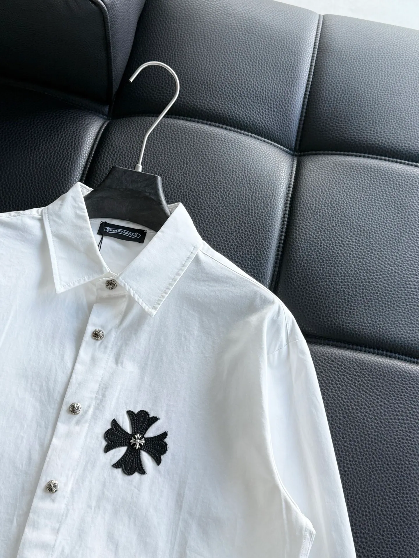 P500 Chrome Hearts leather cross leather embroidery shirt jacket! OS version can be worn by both men and women! The fabric is made of twill gauze cotton fabric! The texture is clear and smooth, not easy to wrinkle or fade! The embroidery process is complex and repetitive, and the requirements for the embroidery machine are very strict. The distance is always 45 centimeters! It won’t work if the spacing is too big, and it won’t work if it’s too small! The hardware is all carved and cast. This piece of clothing consumes a lot of material. More than 3 meters of material is used for one piece of clothing! After the garment is made, it needs to be fixed at high temperature, washed at a water temperature of more than 70 degrees, and softened by adding softener to make the upper body softer and smoother!   Color: black white Size: m-3xl Style number: 5878
